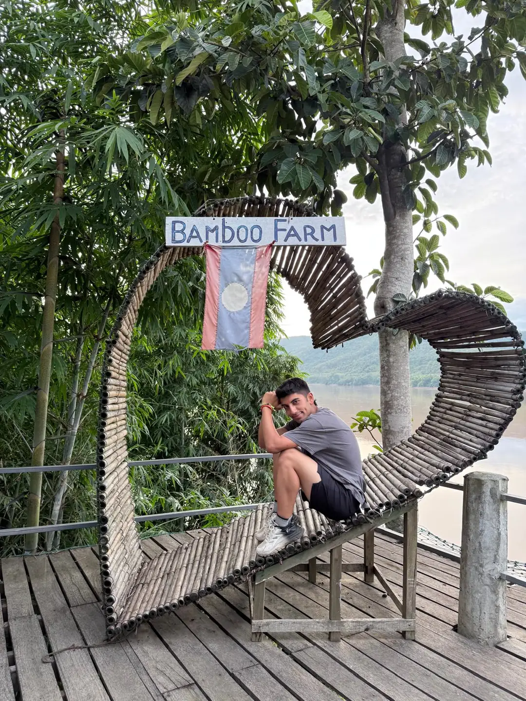 Yiğit, Laos’ta bir bambu çiftliğinde