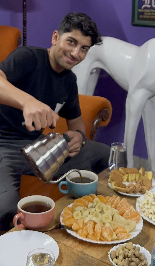 Yiğit kahve koyarken